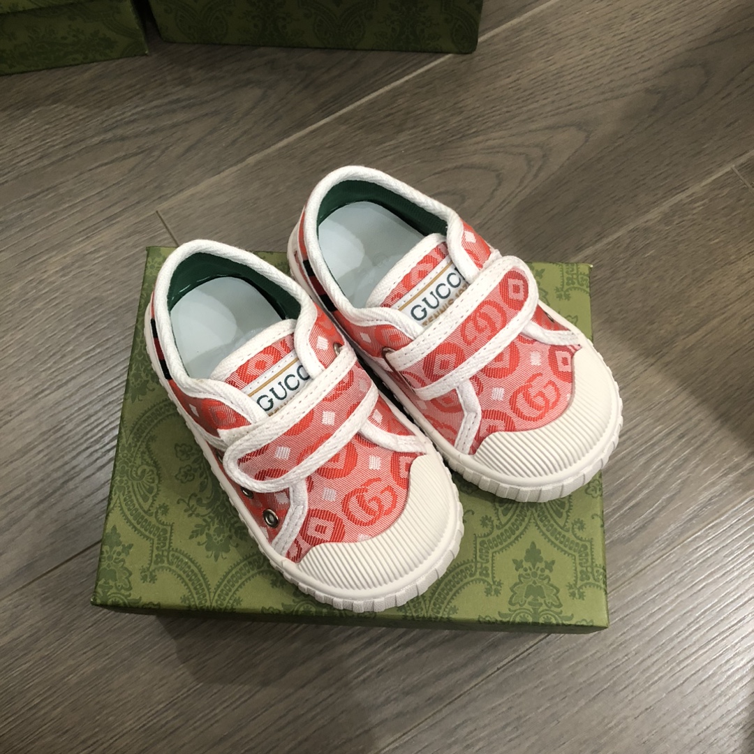 Children's shoes child